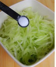 酸辣莴笋虾的做法步骤1