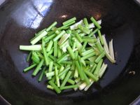 芹菜炒肉的做法步骤9