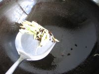 芹菜炒肉的做法步骤8