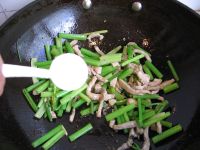 芹菜炒肉的做法步骤11