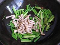 芹菜炒肉的做法步骤10