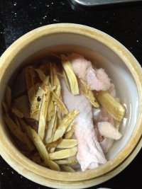 黄芪炖鸡的做法步骤4