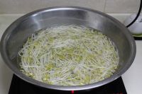 酸辣绿豆芽的做法步骤2