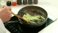蒜炝西芹木耳的做法步骤2