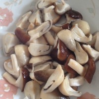 西兰花焖双菇的做法图解2