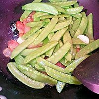 荷兰豆炒腊肠。的做法图解6