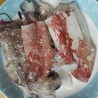 韭菜花炒鱿鱼的做法图解1