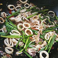 韭菜花炒鱿鱼的做法图解7