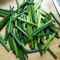 韭菜花炒鱿鱼的做法图解3