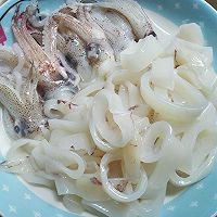 韭菜花炒鱿鱼的做法图解2