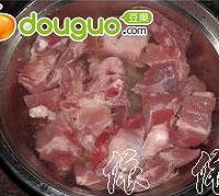 茶树菇排骨汤的做法图解1