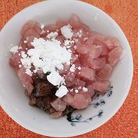 豌豆米炒肉的做法图解2