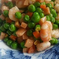 豌豆胡罗卜火腿肠爆虾仁的做法图解1