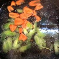 莴笋炒鸡肉片的做法图解3