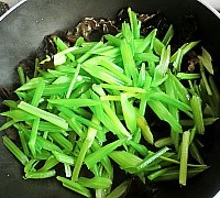 芹菜炒腰花的做法图解15