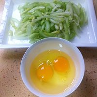 芹菜炒鸡蛋的做法图解2