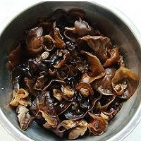 西兰花拌黑木耳的做法图解2