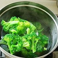 西兰花拌黑木耳的做法图解3