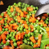 黑椒胡萝卜炒豌豆的做法图解2