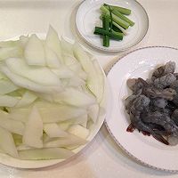 【虾仁炒黄瓜】：夏日清爽开胃小炒的做法图解1