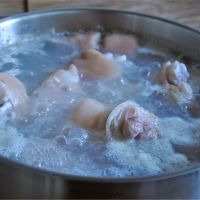 玉米炖猪蹄儿的做法图解3