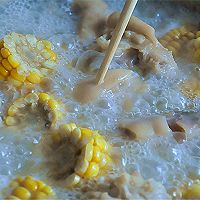 玉米炖猪蹄儿的做法图解7