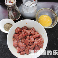 黑蒜子牛肉粒的做法图解3