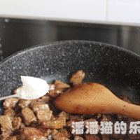 黑蒜子牛肉粒的做法图解14