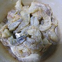 菠萝虾球的做法图解2