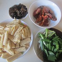 腐竹炒腊肠的做法图解1