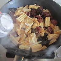 腐竹炒腊肠的做法图解7