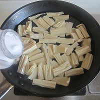腐竹炒腊肠的做法图解3