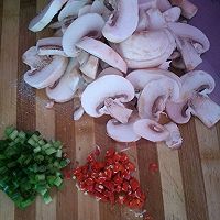 肉丝炒口蘑。的做法图解2