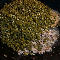 酸豆角炒肉末#我要上首页酸辣家常菜#的做法图解6