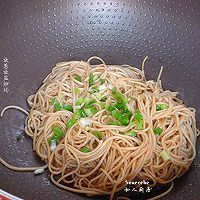 香葱炒面的做法图解5