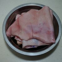 香炒猪皮#黑人牙膏一招致胜#的做法图解1