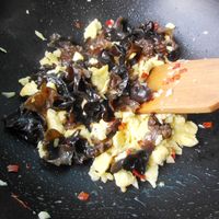 剁椒木耳炒鸡蛋的做法图解8