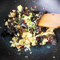 剁椒木耳炒鸡蛋的做法图解9