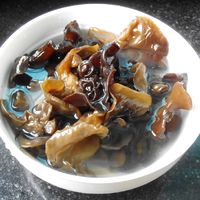 剁椒木耳炒鸡蛋的做法图解2